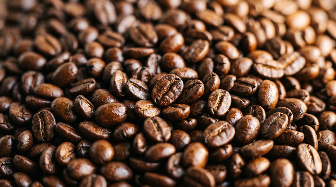 Primer plano de granos de café recién tostados